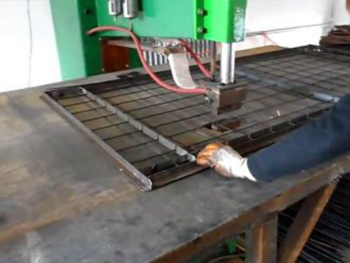 排焊焊网片两个点工作视频